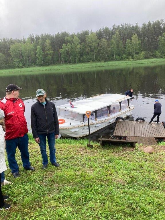 Cilvēki stāv Dauavas krastā