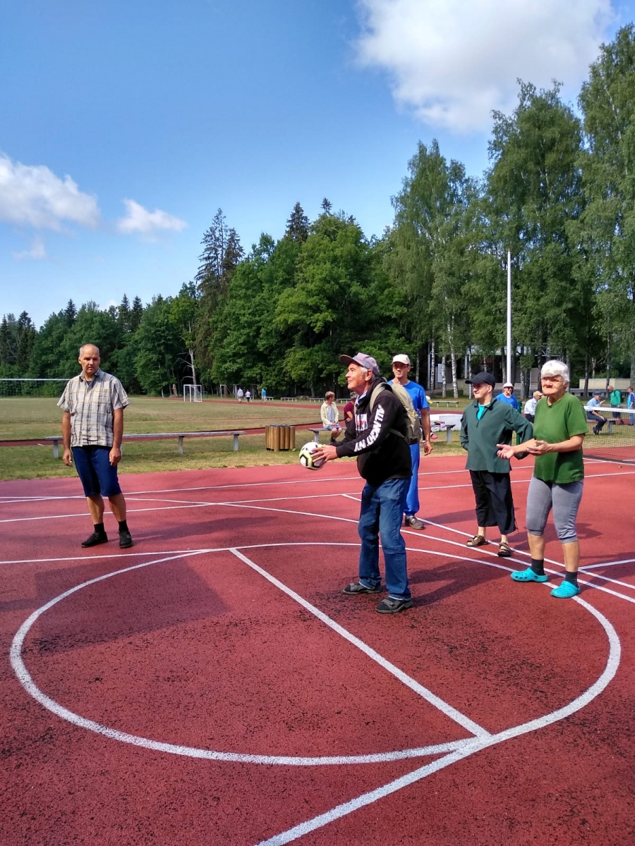 Klienti spēlē basketbolu