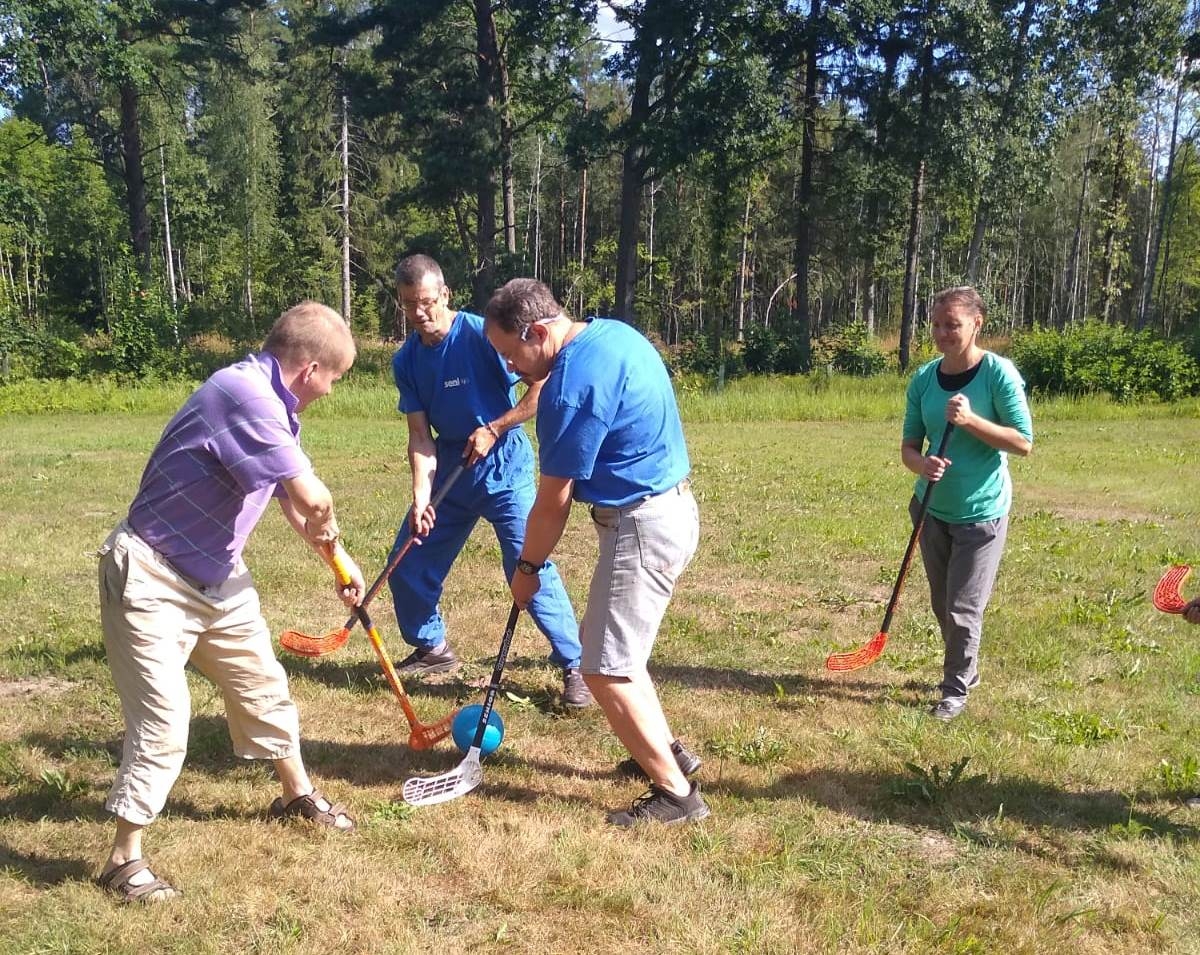 Klienti spēlē lauka hokeju