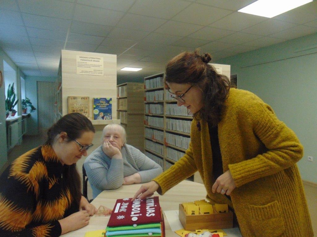 Klienti apmeklē bibliotēku