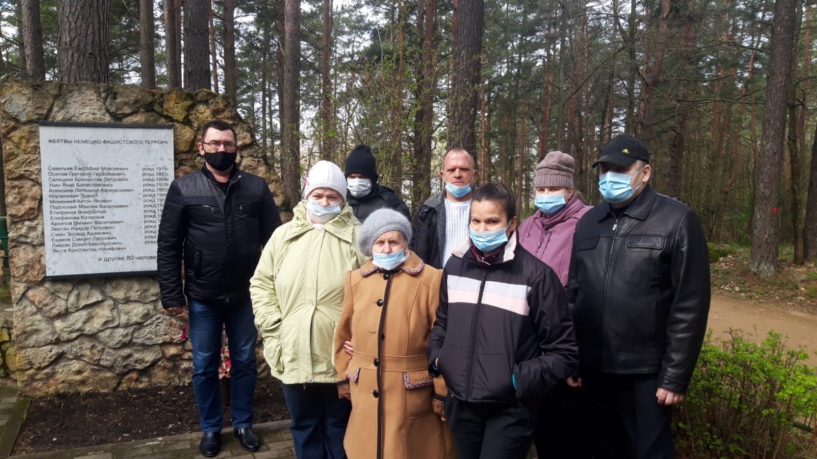 Klienti apmeklē Aglonas Brāļu kapus