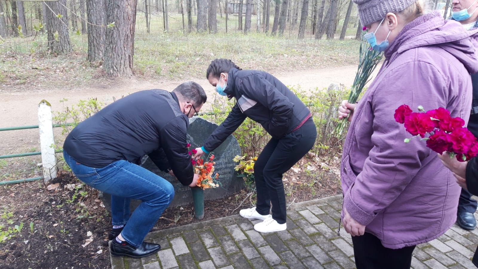 Klienti apmeklē Aglonas Brāļu kapus